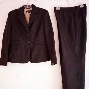 STYLISH! KASPER CHOCOLATE  2PCS PANTS SUIT, 2 Buttons Pinstripe Womens Size 8P